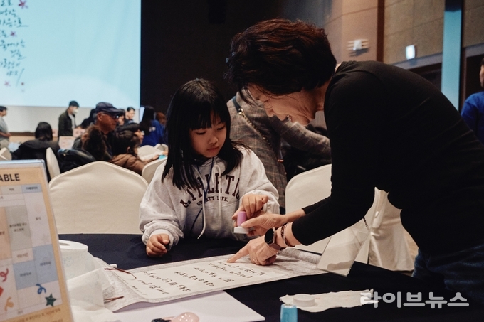 인천국제공항공사 항공교육원에서 열린 국내 거주 다문화 가족 초청 통합캠프인 ‘가치마을 가족 나들이’ 행사에서 참여자들이 가훈족자 만들기 프로그램에 참여하고 있다.(사진=인천국제공항공사)