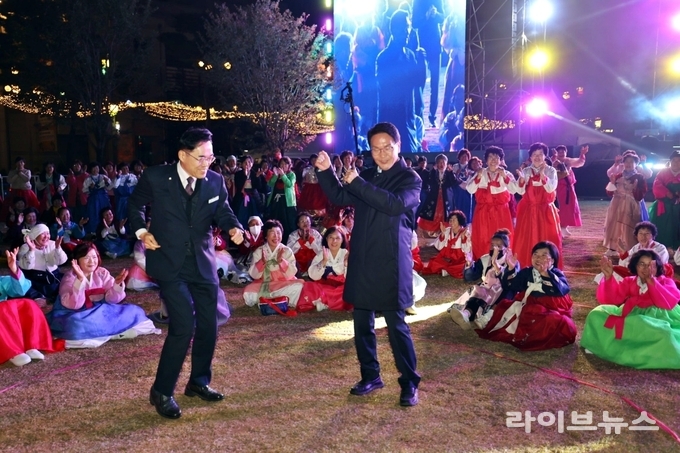 제52회 고창모양성제_가 열기를 더해가는 가운데 지난달 30일 밤 심덕섭 고창군수(오른쪽)와 강강술래 참가자들이 흥겨운 음악에 맞춰 춤을 추고  있다.(사진=고창군)