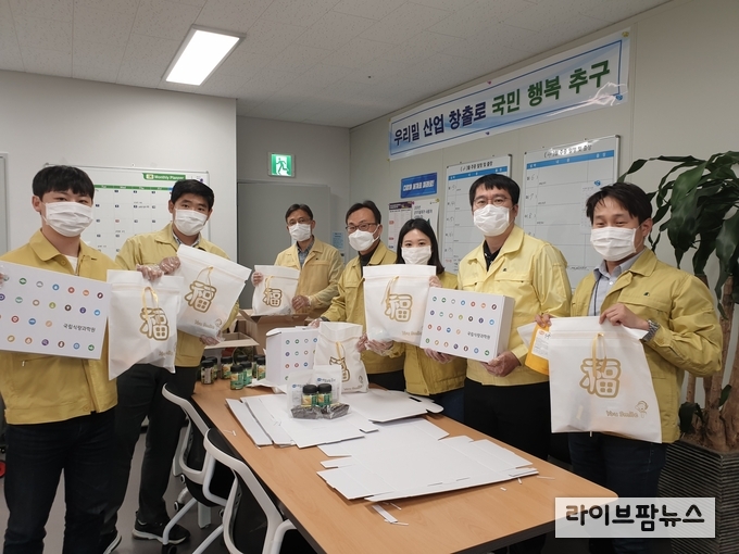 국립식량과학원 직원들이 완주군 지역아동센터에 보낼 밀 제품을 담고 있다.